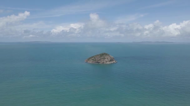 Bluff Rock Island Midst Blue Sea Rosslyn Town Qld Αυστραλία — Αρχείο Βίντεο