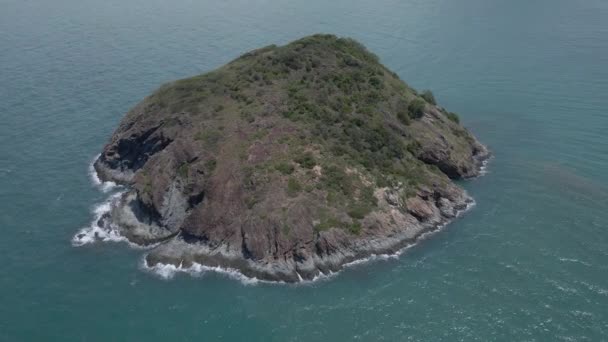 Ocean Waves Crashing Rugged Coastline Bluff Rock Island Στο Qld — Αρχείο Βίντεο