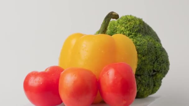 Περιστροφή Στροφή Φρέσκα Φρούτα Και Λαχανικά Λευκό Φόντο — Αρχείο Βίντεο