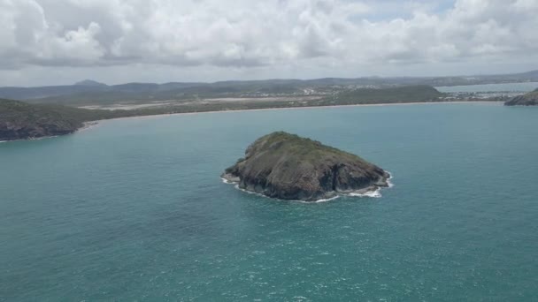 Bluff Rock Island Kemp Beach Summer Rosslyn Queensland Australia Aerial — Stock video