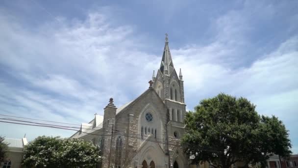 Mavi Gökyüzü Olan Bir Kilise Binası — Stok video