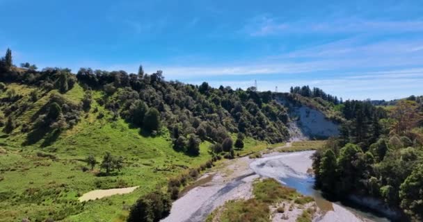 Fliegen Neben Ackerland Und Zerklüfteter Felswand Kawhatau Valley Neuseeland — Stockvideo