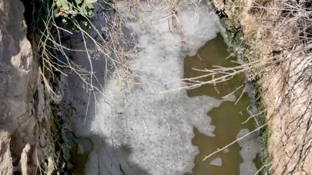 Plan Statique Eau Polluée Dans Canal Terre — Video