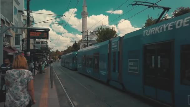 Стамбул Турция Современное Трамвайное Метро Движется Вдоль Исторической Площади Султанахмет — стоковое видео
