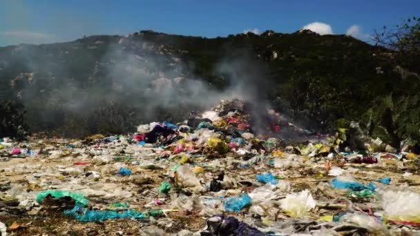 Çöplük Çöplüğünde Yanan Plastik Çöp Yığını Zehirli Duman Hava Kirliliği — Stok video