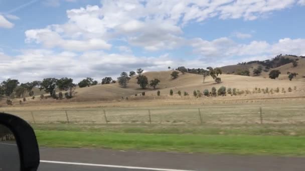 用农田和围场开车穿过维多利亚州农村 — 图库视频影像