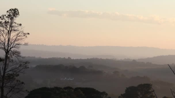 Early Morning Sun Glowing Orange Great Dividing Range Rural Australia — стоковое видео