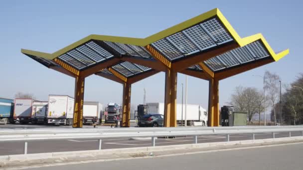 Amplio Ángulo Estación Eléctrica Con Panel Solar Junto Carretera Con — Vídeos de Stock