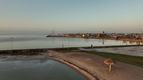 日出时罗克港码头的空中景观 — 图库视频影像