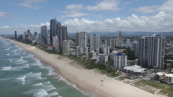 Weißer Sandstrand Mit Juwel Gold Coast Towers Hotel Surfers Paradise — Stockvideo