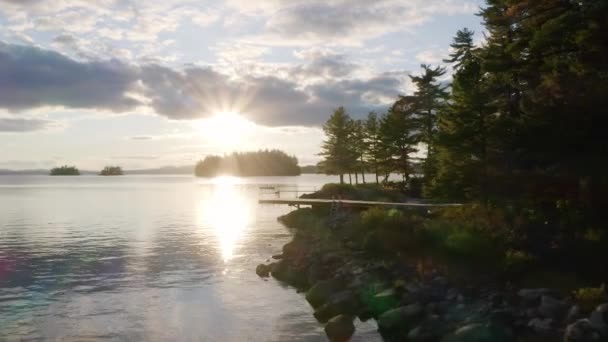 Vista Aérea Passando Cais Margem Lago Sebago Maine Baixo Tiro — Vídeo de Stock