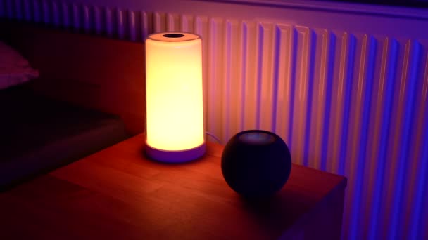Nachtkastje Naast Het Bed Met Homepod Mini Siri Spreekt Lamp — Stockvideo