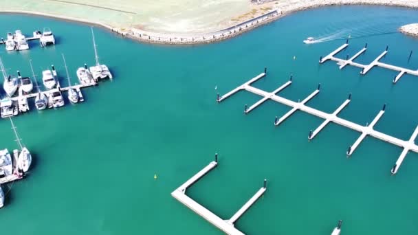 Luftaufnahme Vom Einlaufen Eines Kleinen Bootes Die Marina Mit Türkisfarbenem — Stockvideo