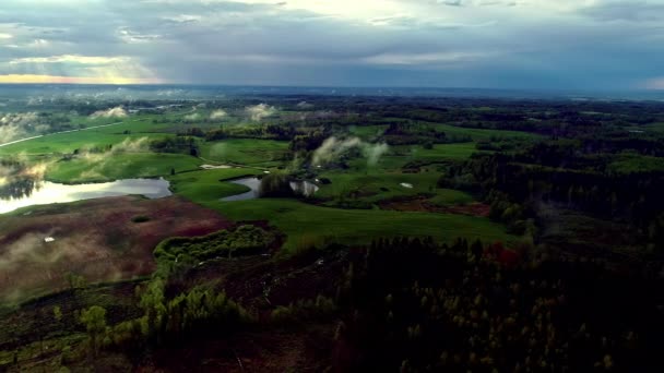 Vista Aérea Del Paisaje Rural Verde Atardecer Nublado — Vídeos de Stock