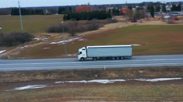 Camião Que Conduz Estrada Pasvalys Lituânia Drone Aéreo Tiro Rastreamento — Vídeo de Stock