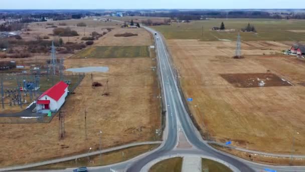 Bilar Kör Vägen Med Rondellen Nära Pasvalys Stad Panevezys Län — Stockvideo