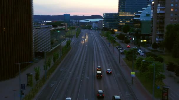 Überfliegen Sie Vilnius Stadtbild Mit Abendverkehr Litauen Drohnenschuss Aus Der — Stockvideo