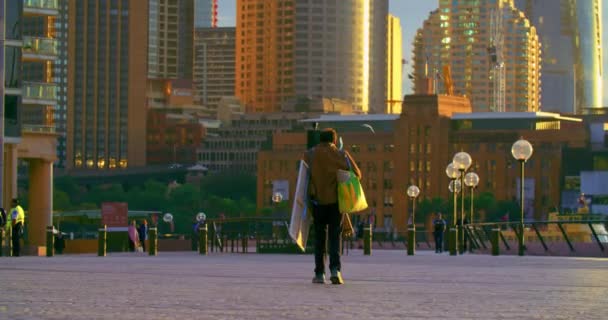 Persona Con Bolsas Compras Lona Caminando Calle Atardecer Sydney Australia — Vídeos de Stock