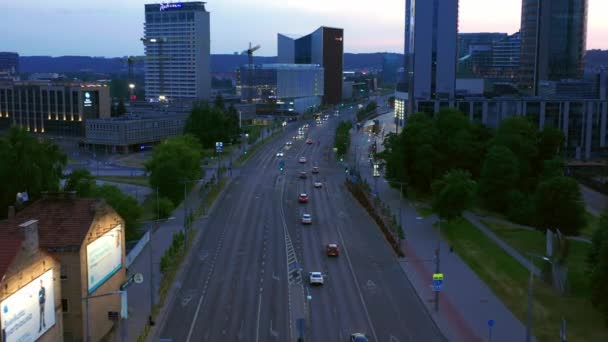 Rush Hour Σκηνή Στη Λεωφόρο Θέα Skyscraperrs Στο Βίλνιους Λιθουανία — Αρχείο Βίντεο