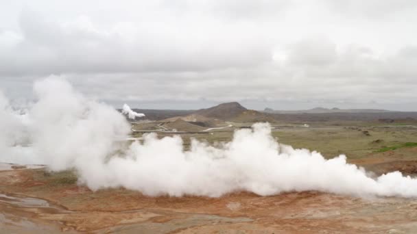 来自冰岛地热地区地面的热蒸汽 空中无人驾驶飞机射击 — 图库视频影像