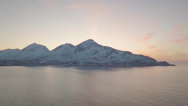 Vuelo Con Drones Fiordo Tromvik Con Montañas Nevadas Cielo Rosado — Vídeo de stock