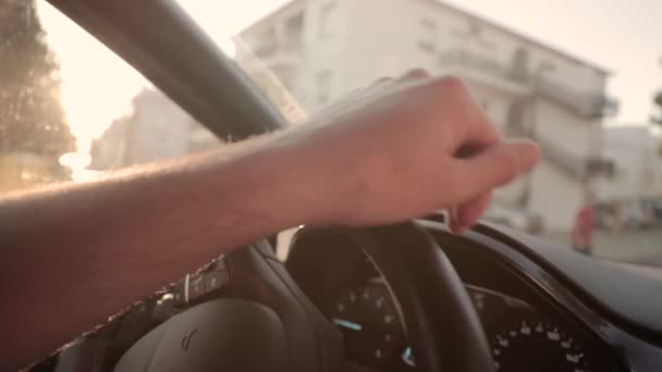 Movimento Lento Perto Mão Pessoa Volante Carro Durante Hora Ouro — Vídeo de Stock