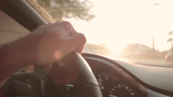 Movimento Lento Close Mão Pessoa Volante Carro Durante Hora Ouro — Vídeo de Stock