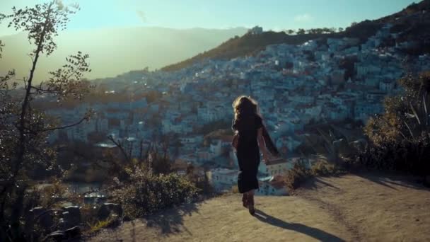 Mujer Pie Acantilado Montaña Con Vistas Una Ciudad Chefchaouen Marruecos — Vídeo de stock
