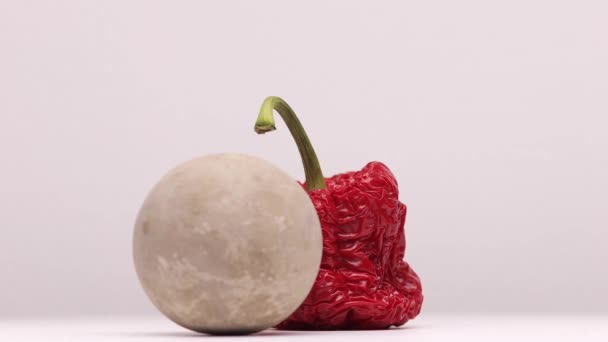 Pedra Redonda Texturizada Semelhante Lua Girando Torno Pimentão Vermelho Vibrante — Vídeo de Stock