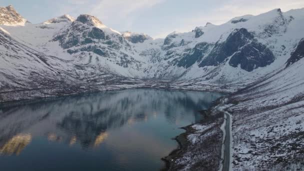 Straße Ruhige Bucht Fjord Umgeben Von Majestätischen Schneebedeckten Bergen Drohne — Stockvideo