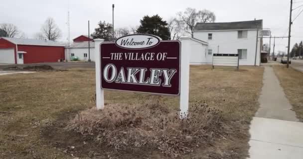 Välkommen Till Oakley Michigan Skylt — Stockvideo