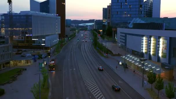 Flying Asphalt Road Traveling Vehicles Modern Cityscape Vilnius City Dusk — Vídeo de stock
