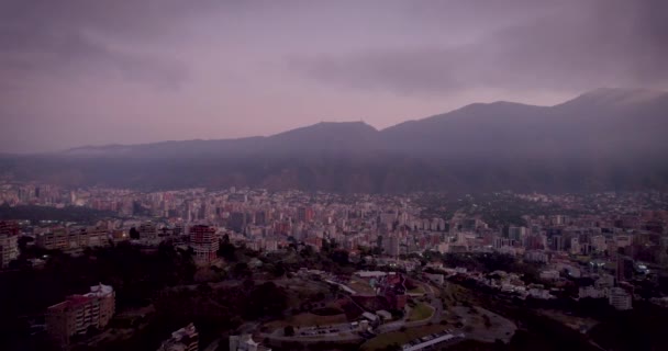 Letecký pohled na východ slunce nad Caracas City, Venezuela, s Avila Mountain v pozadí.