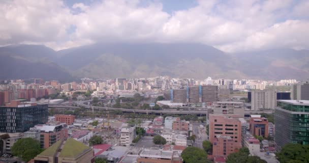 Droneutsikt Caracas City Las Mercedes Med Det Skyet Avila Fjellet – stockvideo