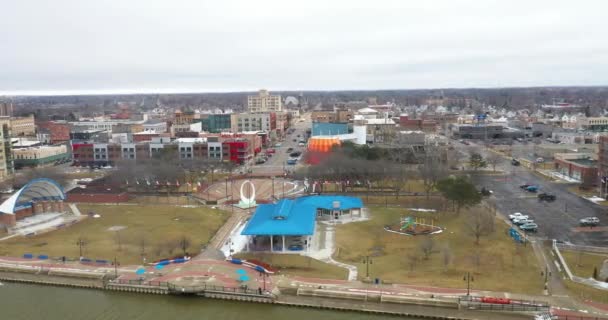 Bay City Michigan Skyline Drone Video Moviéndose Hacia Los Lados — Vídeo de stock