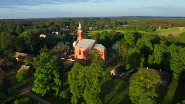 圣母玛利亚教堂的空中景观 立陶宛Kernave的天主教教堂 — 图库视频影像