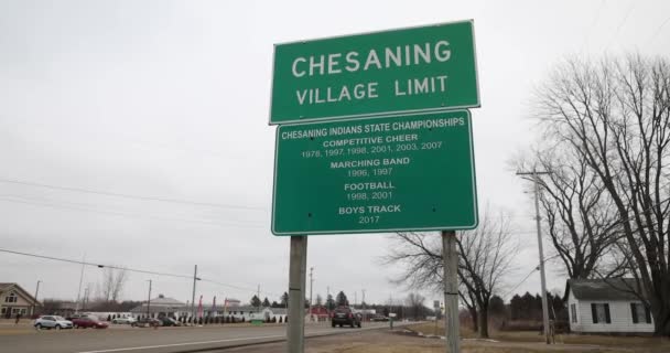 Chesaning Michigan Village Limit Roadsign — Stock Video