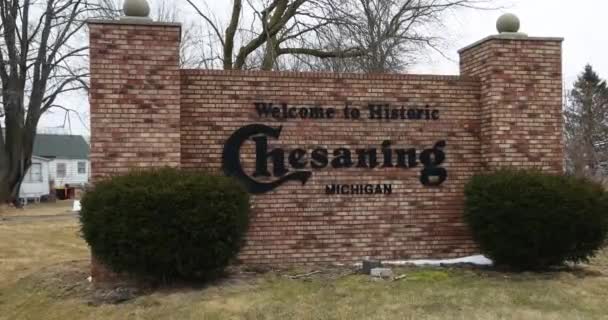 Welcome Historic Chesaning Michigan Village Sign — Stock Video