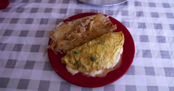 Veggie Omelette Cheese Hash Browns Served Plate Diner — Stockvideo