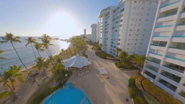 Fpv Drone View Hotel Edifícios Com Piscinas Livre Praia Juan — Vídeo de Stock