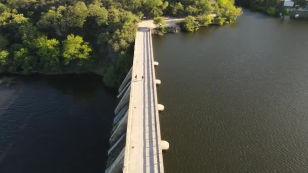 Aerial View Two People Crossing River Dam Sunny Day Cordoba — Stockvideo