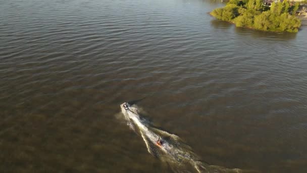 Zeitlupe Von Oben Jetski Fährt Über Fluss Und Zieht Schlauchboot — Stockvideo