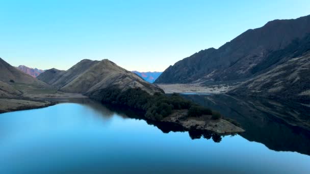 Aerial Drone Shot Hill Beautiful Reflecting Blue Lake Brown Valley — Vídeo de Stock