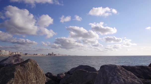 มมองของทะเลเหน Ostend บสภาพอากาศท ธรรมเมฆ Cumulus ในท องฟ าและห นในพ นหน — วีดีโอสต็อก