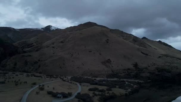 Drone Aéreo Tiro Uma Pequena Montanha Com Grama Marrom Morto — Vídeo de Stock