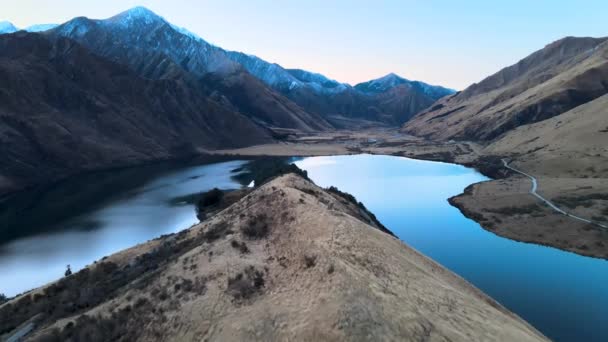 드론으로 뉴질랜드 모케에 계곡에 아름다운 호수의한 언덕을 것이다 산에서 봉우리들이 — 비디오