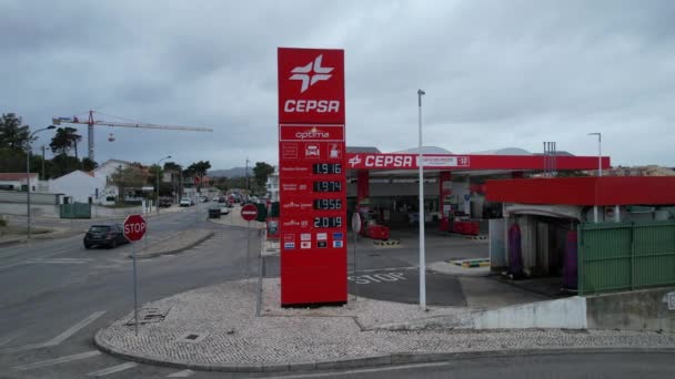 Flying Foward Cepsa Gas Station High Fuel Prices Due War — ストック動画