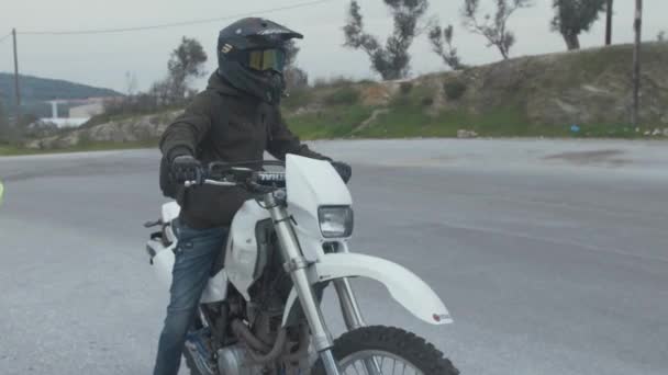 Young Man Yamaha 600Cc Enduro Motorbike Pulling Away — Stok video