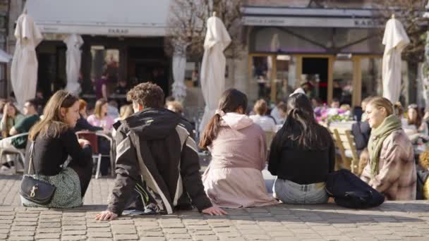 Grupo Diversificado Jovens Relaxando Conversando Uma Área Mercado Cidade — Vídeo de Stock