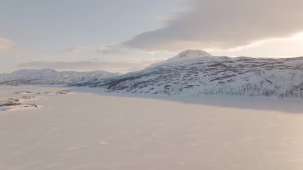 Drone Faixas Águia Voo Sobre Lago Gelado Nevado Ringvassoya Noruega — Vídeo de Stock